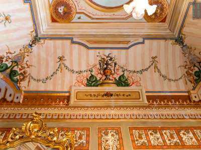 Sul soffitto invece vi � una raffigurazione allegorica con putti tra ghirlande vegetali... 
